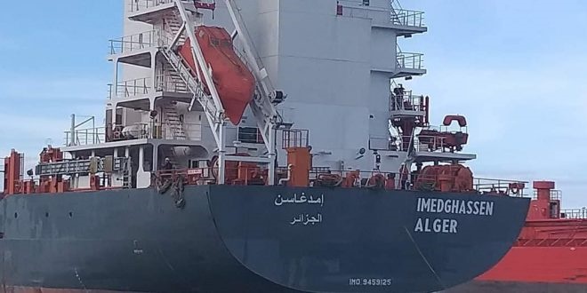 من غرائب الجزائر: تهريب سفينة إلى خارج البلاد !!