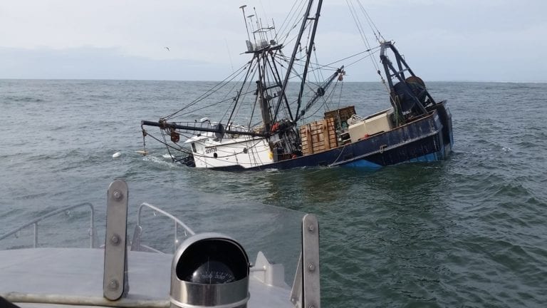 الجديدة: غرق قارب للصيد على متنه سبعة بحارة