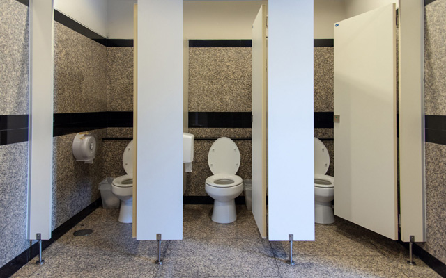 لماذا أغلب أبواب المراحيض العامة تكون قصيرة؟