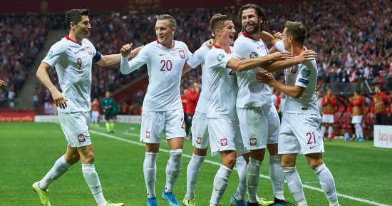 "الفيفا" يقرر تأهيل بولندا إلى مونديال قطر على حساب روسيا