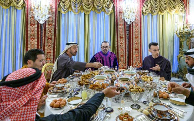 الملك يقيم مأدبة إفطار على شرف الشيخ محمد بن زايد ولي عهد أبوظبي