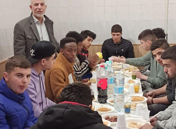 "مغاربة العالم" تنظم عملية إفطار بمدينة بولونيا الإيطالية لفائدة جنسيات مختلفة