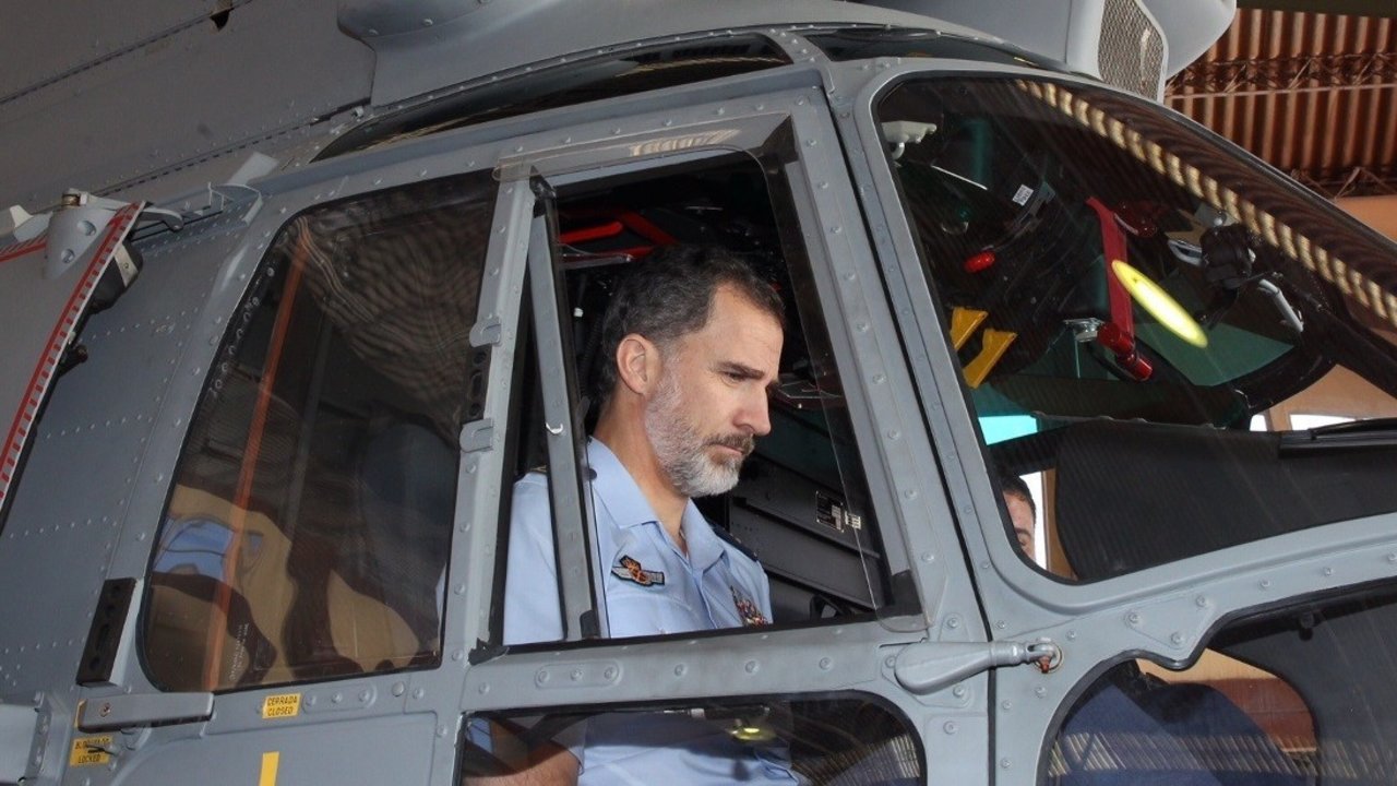 الملك فيليبي يجتاز المراجعة السنوية لقيادة طائرات الهليكوبتر