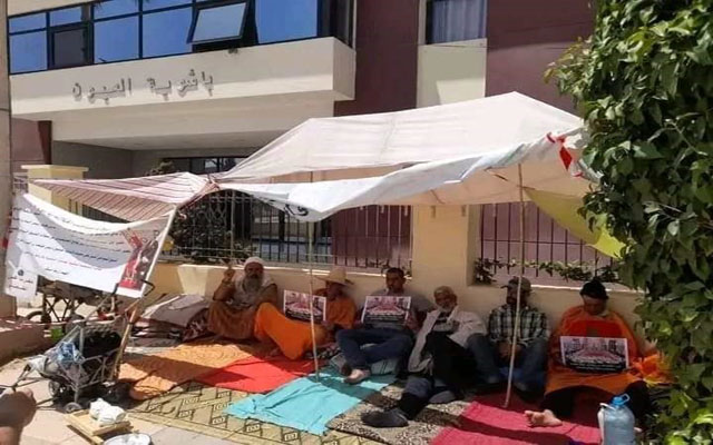 العيون سيدي ملوك..المقصيون من المحلات التجارية يدخلون في إضراب عن الطعام