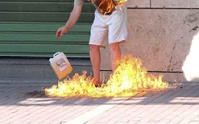 "على خطى البوعزيزي".. رجل يحرق نفسه أمام منزله في الجزائر