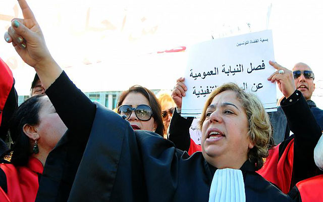 قضاة تونس يقررون تعليق العمل بالمحاكم لمدة أسبوع بعد قرار سعيد بعزل 57 قاضيا