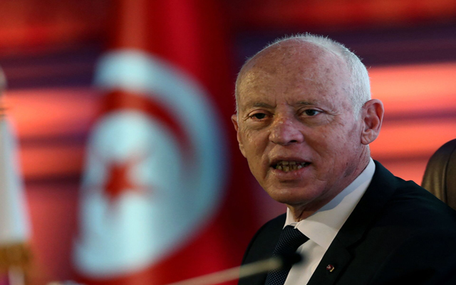 على خطى المستبدين.. الرئيس التونسي يعزل أكثر من 50 قاضيا