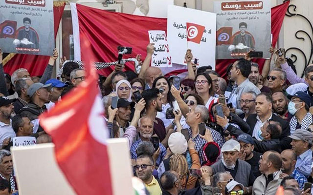 تحت شعار "هيئة الرئيس  = هيئة التزوير”..  أحزاب تونسية تسعى لإسقاط الإستفتاء