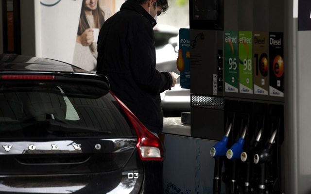 إسبانيا تسقط "دعم البنزين" عمن يتقاضى  أكثر من 2000 يورو شهريًا 