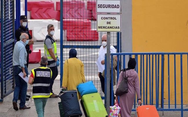 العشرات من العمال المغاربة يستفيدون من تراخيص لولوج سبتة المحتلة