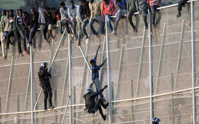 2000 مهاجر  يستعملون المقصات لعبور السياج الحديدي لمليلية المحتلة 