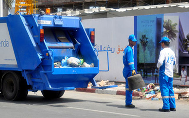عمال النظافة يوم العيد..  "أبطال " لتفادي أزمة النفايات بالبيضاء 