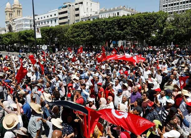 مظاهرات مناهضة للرئيس التونسي ومشروع الدستور الجديد، والبوليس يتدخل بعنف