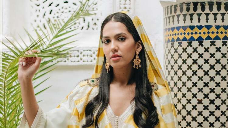 منال بنشليخة تستحضر أجواء العرس المغربي في "ما خلاو ما قالو"