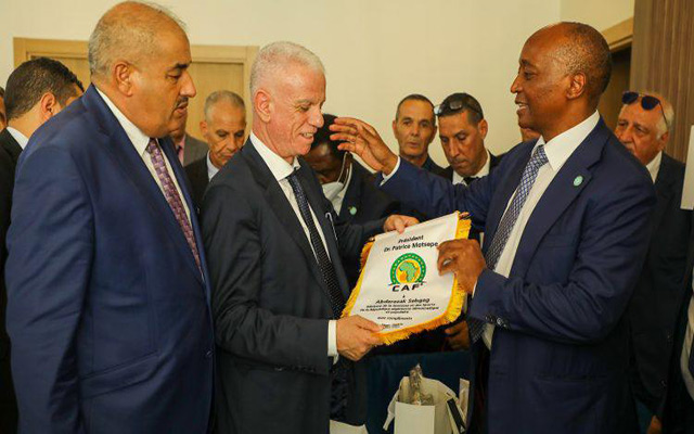 "موتسيبي" رئيس الكاف يُدلي بتصريحات صادمة للجزائر ويعود إلى المغرب