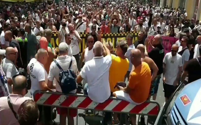 احتجاجات سائقي الطاكسي ضد "أوبر" تمتد إلى روما والمتضررون يحاصرون برلمان إيطاليا ( مع فيديو)
