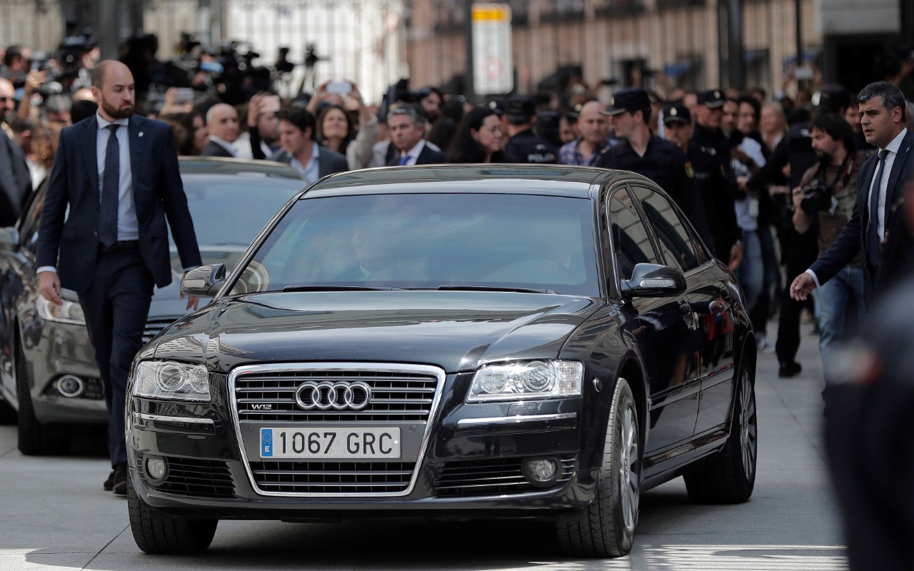 الرئيس سانشيز يحكم إسبانيا من سيارته (أودي أ-8)