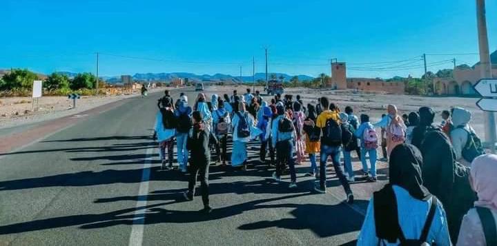 تلاميذ جماعة أديس يقودون مسيرة على الأقدام باتجاه عمالة طاطا للمطالبة بتوفير النقل المدرسي