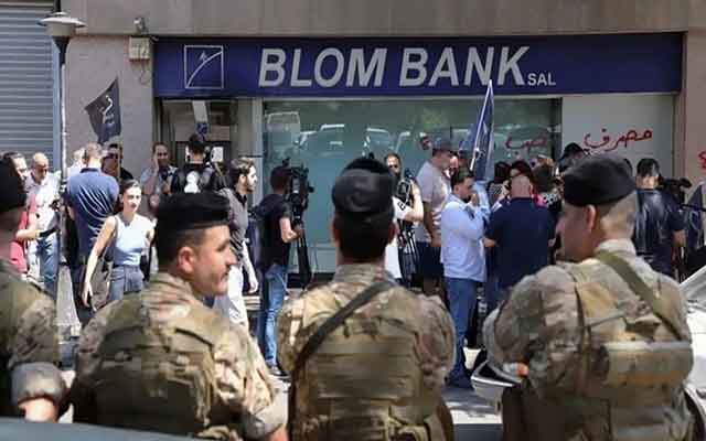 لبنانيون  يقتحمون الأبناك في بيروت للحصول على ودائعهم