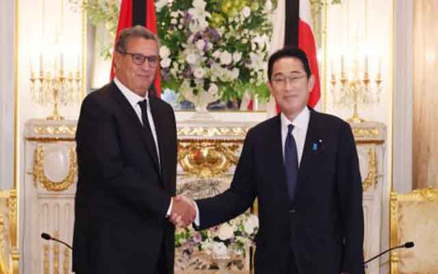 الوزير الأول الياباني يشيد بالدور البارز للملك في حفظ السلام والأمن