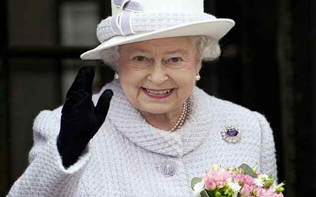 بين الحزن والانتشاء بوفاة الملكة إليزابيث.. دول ترفض تنكيس الأعلام وأخرى تعتبرها "أغبى الملكات"