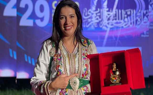 الممثلة مونية لمكيمل تعلن تتويج المغرب بالجائزة الكبرى لمهرجان القاهرة الدولي للمسرح 