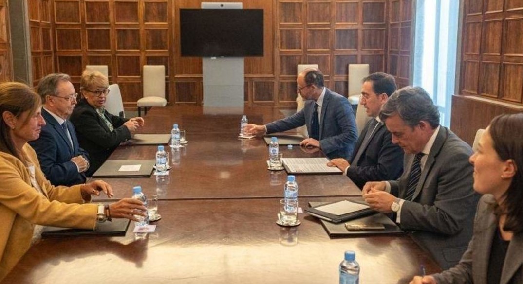 وزير الخارجية الإسباني يستقبل حاكم سبتة المحتلة لبحث قضية الجمارك مع المغرب