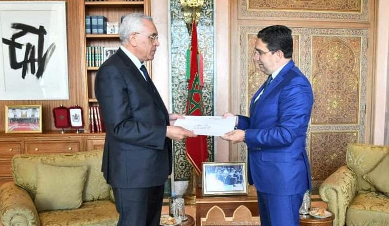 وزير العدل الجزائري يحل بالمغرب حاملا دعوة للملك محمد السادس لحضور أشغال القمة العربية