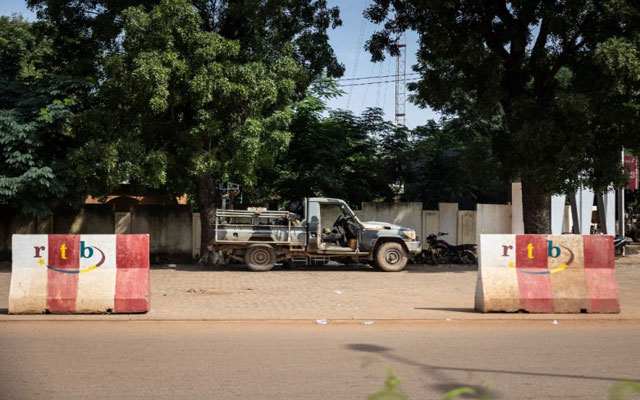بوركينا فاسو: محتجون يحرقون السفارة الفرنسية وإطلاق غاز مسيّل للدموع لتفريقهم