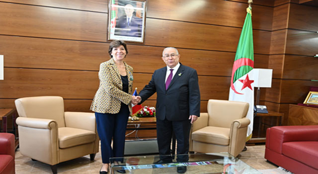 فرنسا تتعهد للجزائر بعدم الاعتراف بمغربية الصحراء