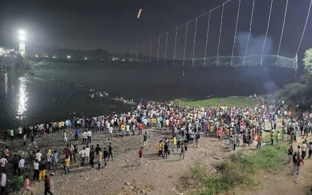 75 قتيلا على الأقل في انهيار جسر في الهند