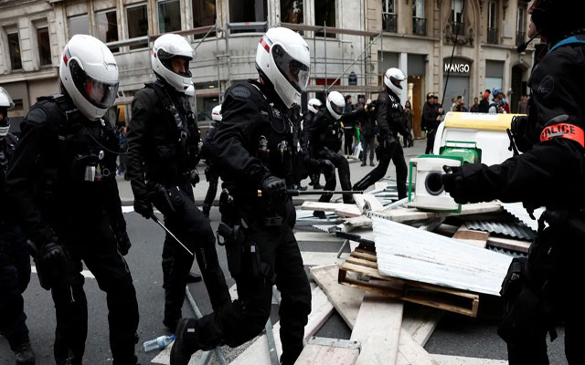 إضرابات واحتجاجات.. شبح "السترات الصفراء" يقلق حكومة فرنسا