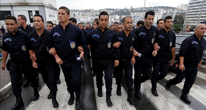 بسبب تردي ظروف الاشتغال.. محاولة انتحار شرطي جزائري باللباس الرسمي تثير سخط الجزائريين