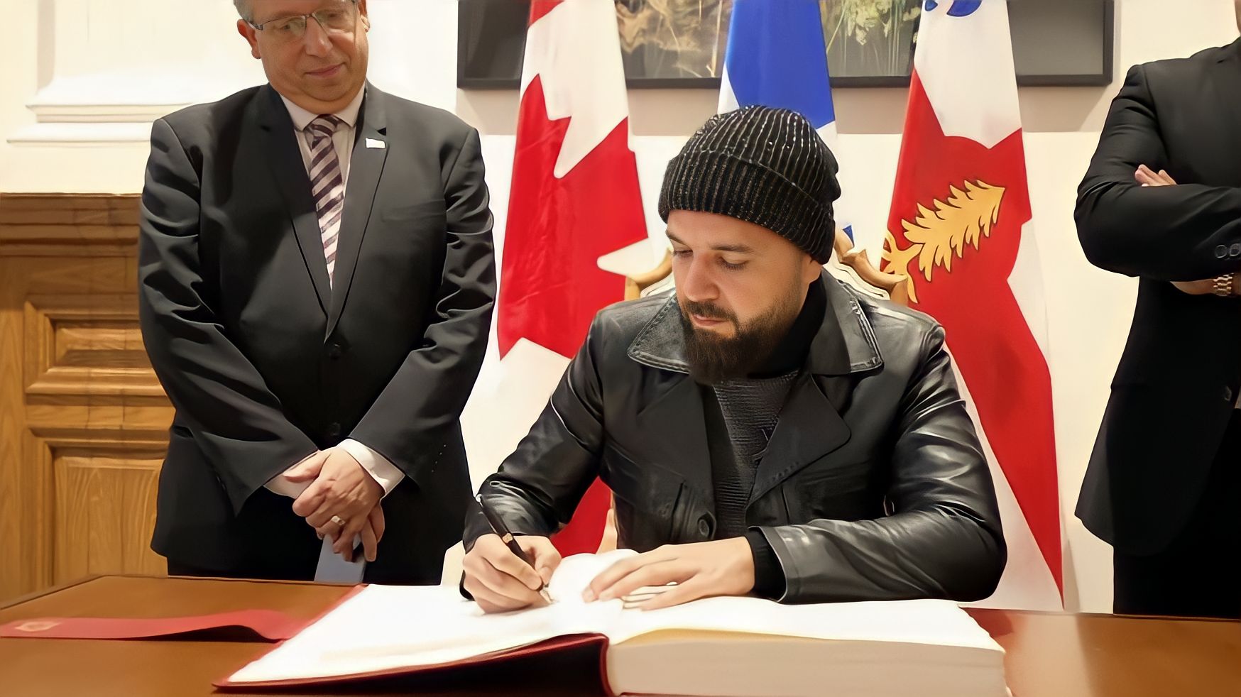 الدوزي يوثق لحظة توقيعه على الكتاب الذهبي بمونتريال الكندية