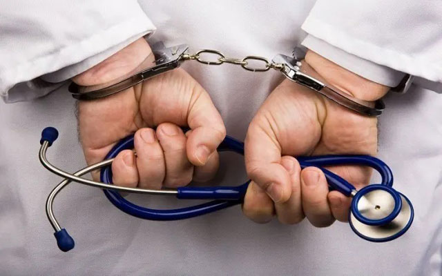 جرائم الفساد المالي تقود طبيبا بالحسيمة للإعتقال