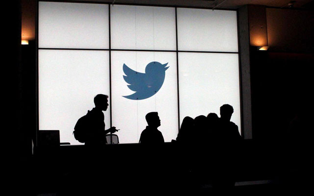 موظفو "تويتر".. يعانون خطر التسريح وطول ساعات العمل