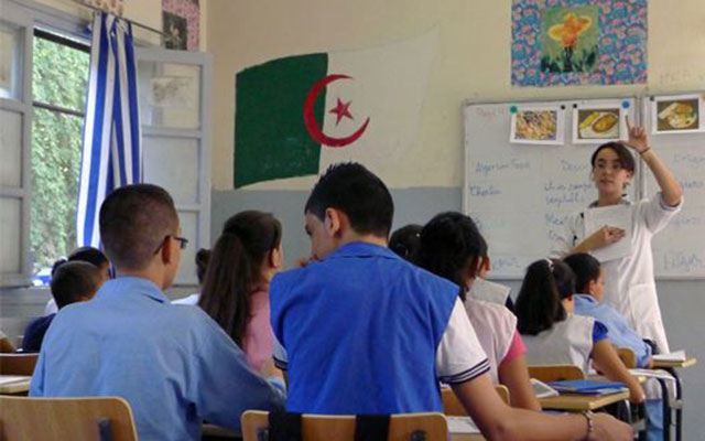 انهيار المنظومة التربوية في الجزائر: تغريم التلاميذ 18000 دينار في حالة تكسير كرسي مهترئ