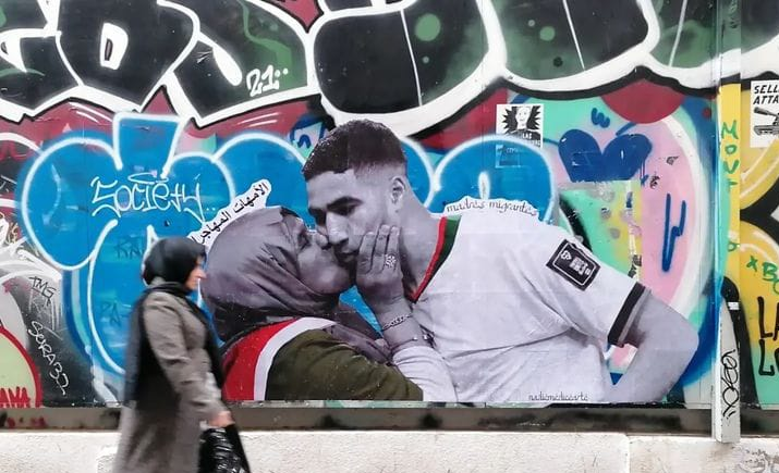 صورة أشرف حكيمي ووالدته تزين جدار حي برشلونة