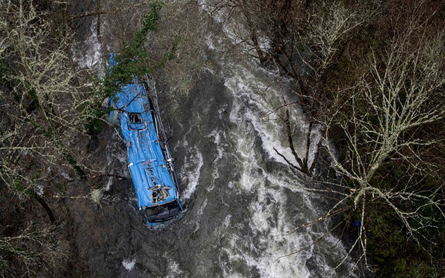 مقتل خمسة أشخاص إثر سقوط حافلة في نهر في شمال غرب اسبانيا