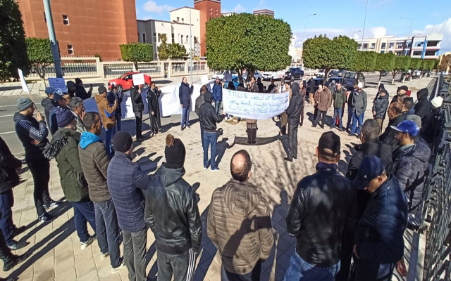 قضية طرد عمال " الطوبيسات".. الاتحاد المغربي للشغل يحتج أمام ولاية الجهة الشرقية(مع فيديو)