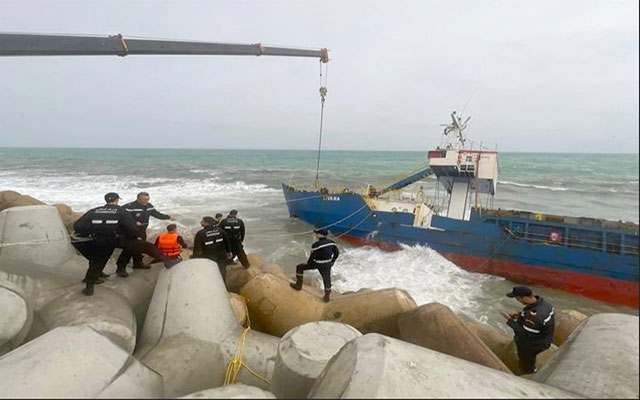 تواصل عملية حماية الساحل بعد جنوح سفينة تجارية في عرض ساحل المضيق