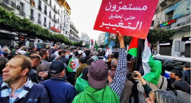 "لوموند" الفرنسية: من الحراك إلى القمع.. الجزائر في حالة انجراف استبدادي