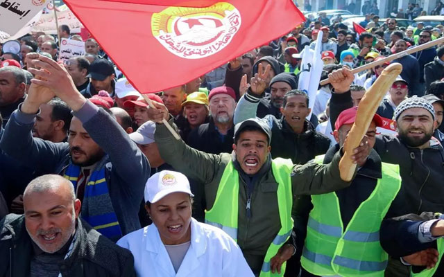 وسط انتقادات لسعيد.. الآلاف يتظاهرون في تونس بسبب تردي الأوضاع(مع فيديو)