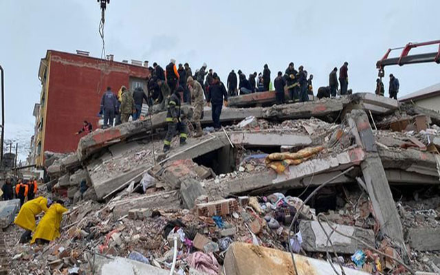 انتشال 3 أشخاص أحياء من تحت أنقاض مبنى في تركيا بعد 13 يوما على الزلزال