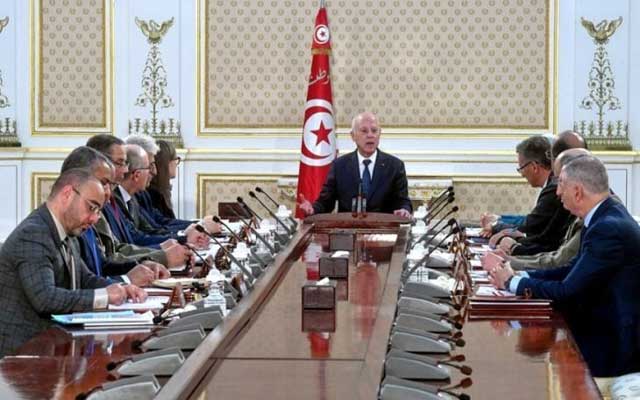 الرئيس التونسي يوقف قاضيا عن العمل لعدم سجنه مشتبها به في حملة الاعتقالات الأخيرة