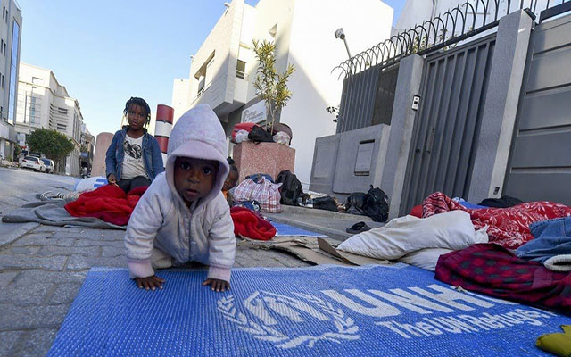 استمرار اعتصام مهاجرين أمام مقر مفوضية اللاجئين بتونس