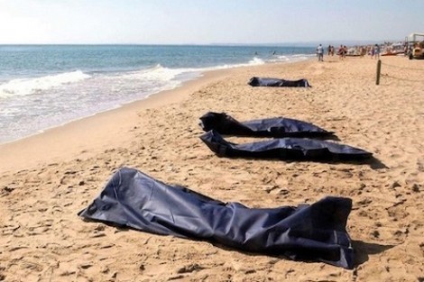 شاطئ كلميم... أمواج البحر تلفظ 8 جثث لمغاربة