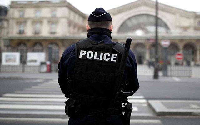 شاب يدخل مخفرا في فرنسا ويخرج مرتديا بزة الشرطة وحاملا مسدسا