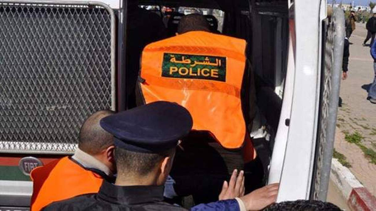 مراكش: فتح بحث قضائي مع ضابط شرطة متهم بالابتزاز