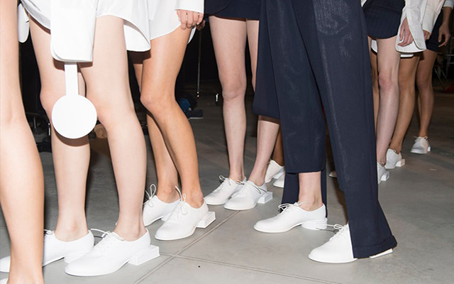 الأحذية البيضاء أحدث صيحات الموضة لربيع وصيف 2023